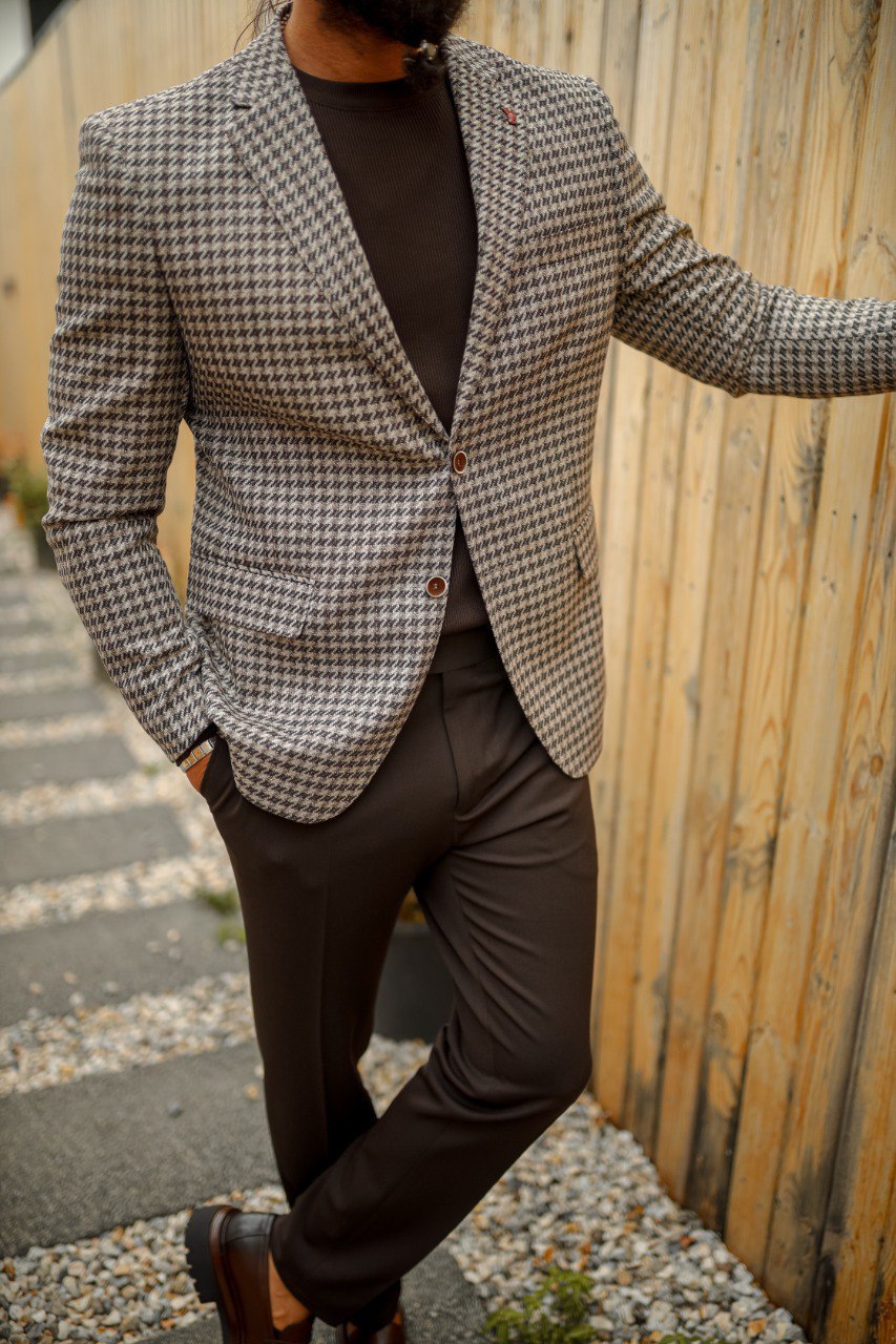 Men’s Brown Mono-Collar Patterned Suit with Flap Pocket Detail