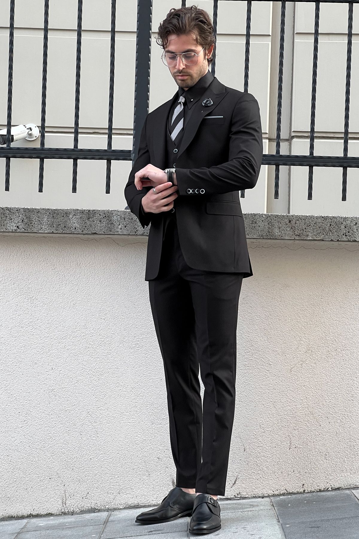 Daniel Slim Fit Black Wool Suit - Elegant Versatility for Every Occasion