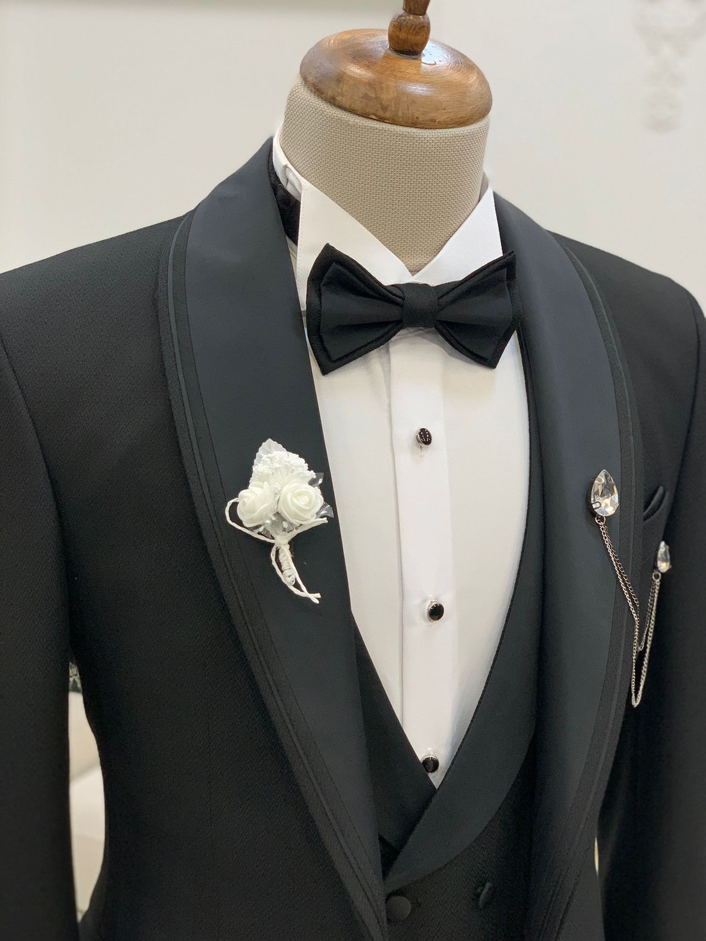 Caesar Black Slim Fit Shawl Lapel Tuxedo for the Modern Gentleman