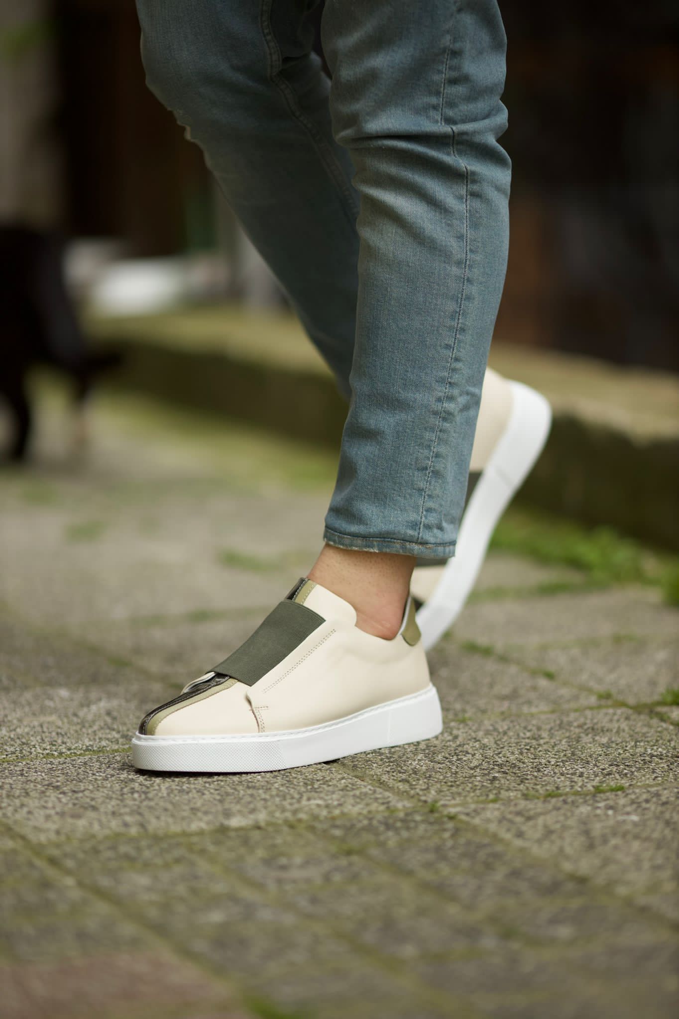 Vince Eva Sole Beige Sneakers: Sophisticated Comfort for Every Occasion