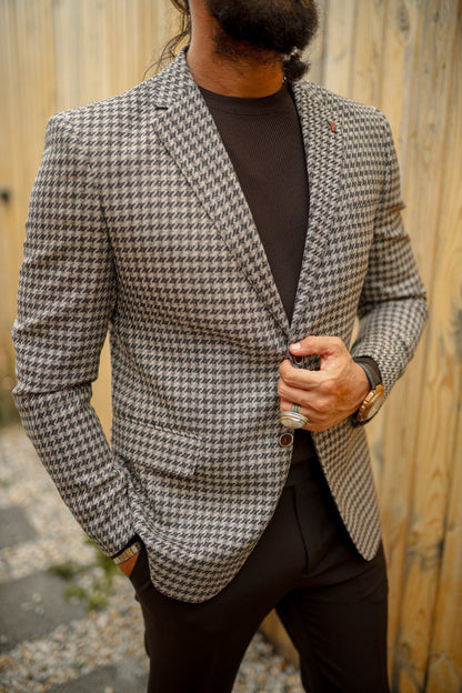 Men’s Brown Mono-Collar Patterned Suit with Flap Pocket Detail