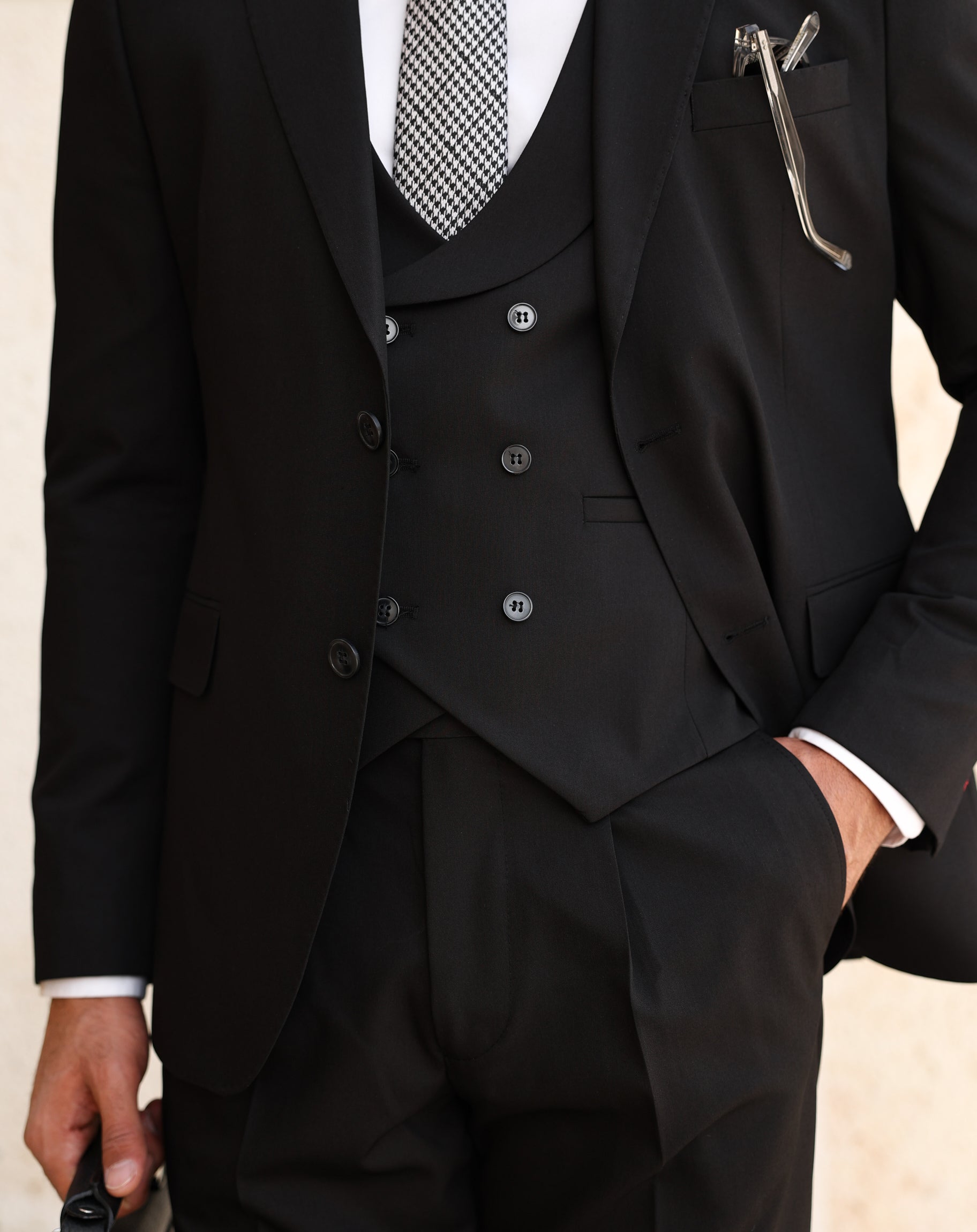 Black Modern-Fit Suit 3-Piece VIOSSI