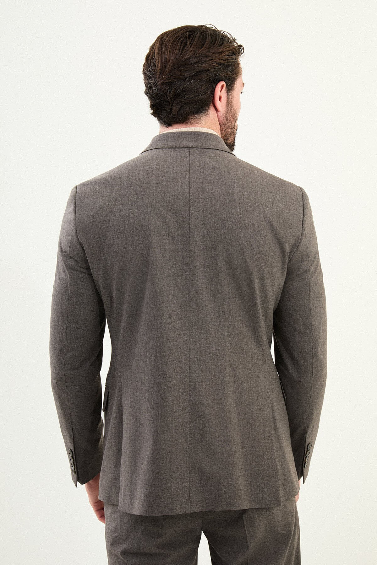 Men’s grey slim-fit double-breasted 6x2 suit with peak lapels, micro-texture finish, cotton-wool-viscose blend with stretch, designed for breathable comfort and wrinkle-resistant wear.
