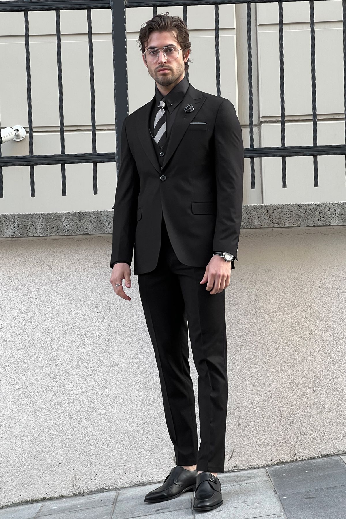 Daniel Slim Fit Black Wool Suit - Elegant Versatility for Every Occasion