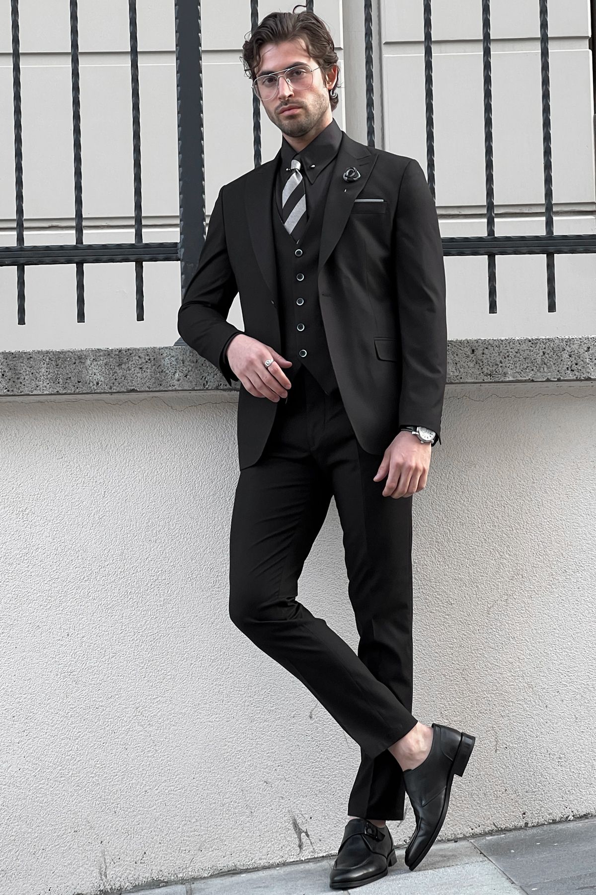 Daniel Slim Fit Black Wool Suit - Elegant Versatility for Every Occasion