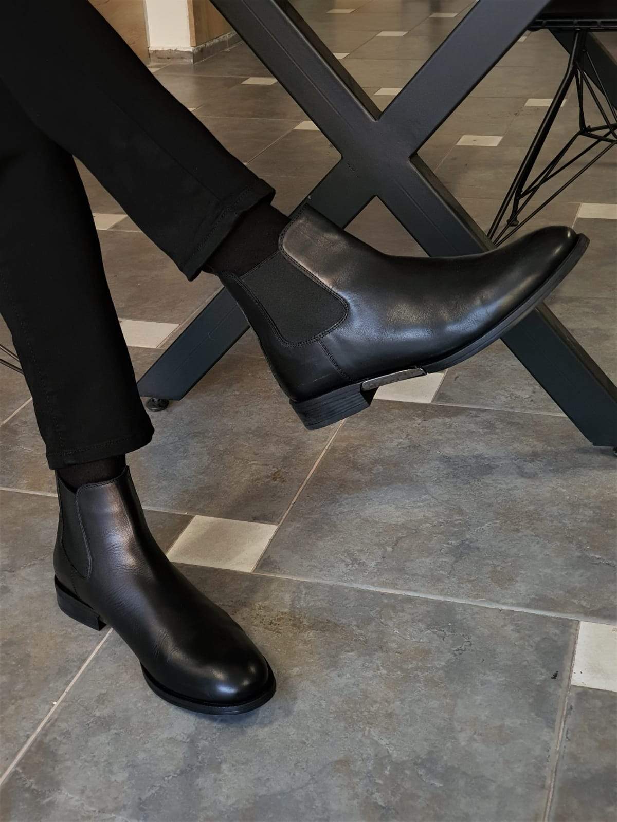 Elko Black Chelsea Boots - Elegant Comfort for Every Occasion