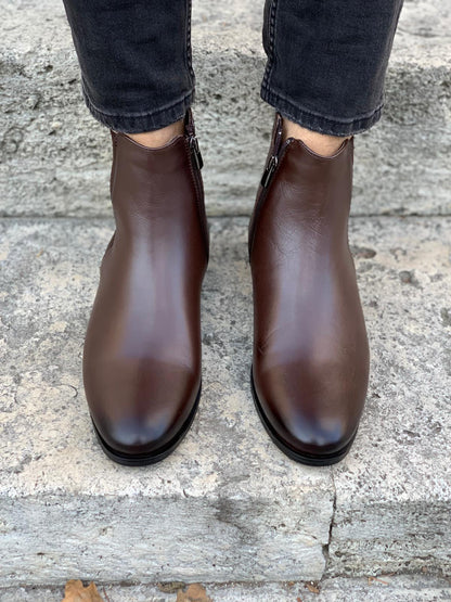 Mantoni Brown Leather Chelsea Boots - Sophisticated Comfort for Every Occasion