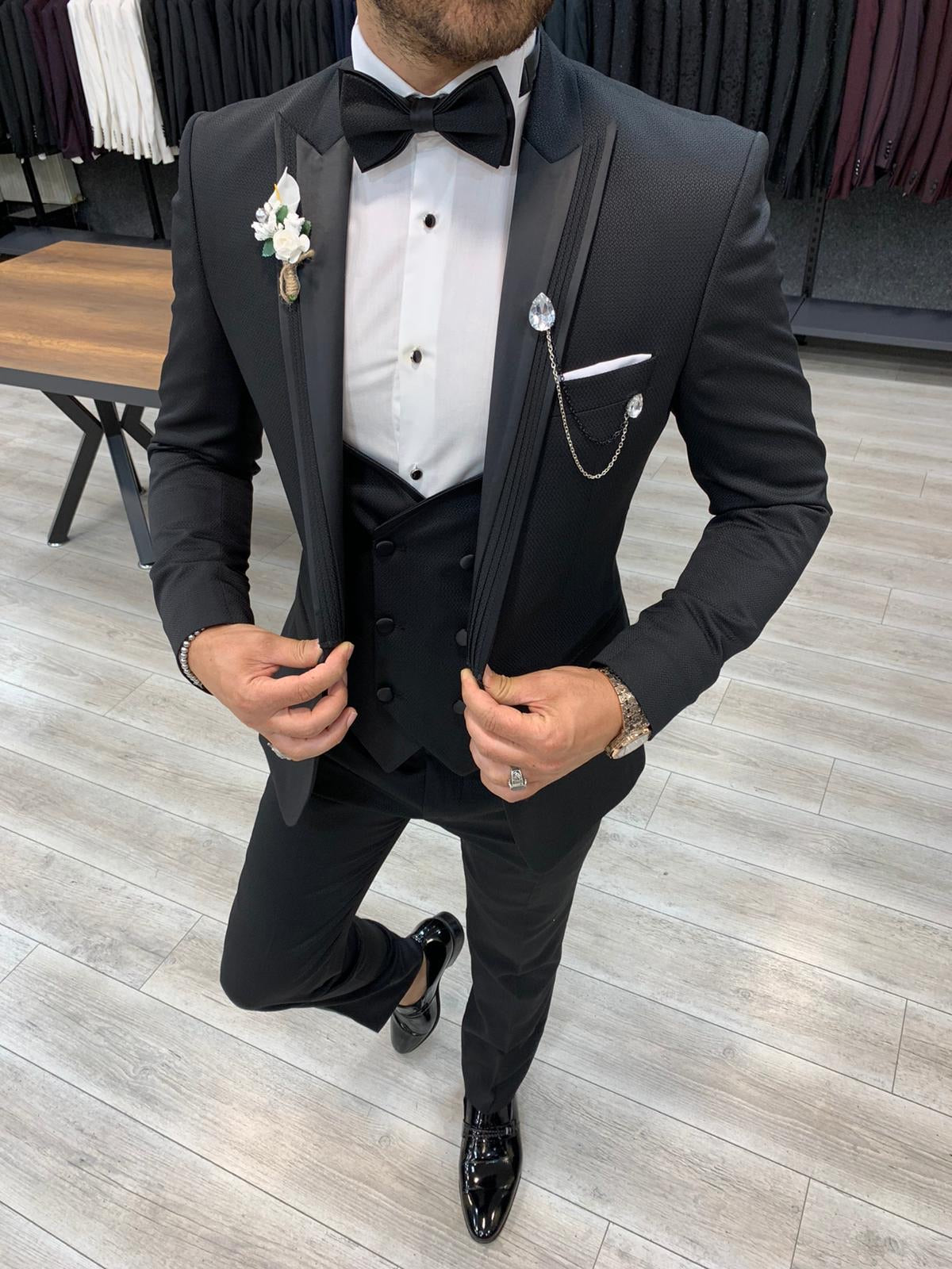 Edmond Black Slim Fit Peak Lapel Tuxedo: Luxury Redefined