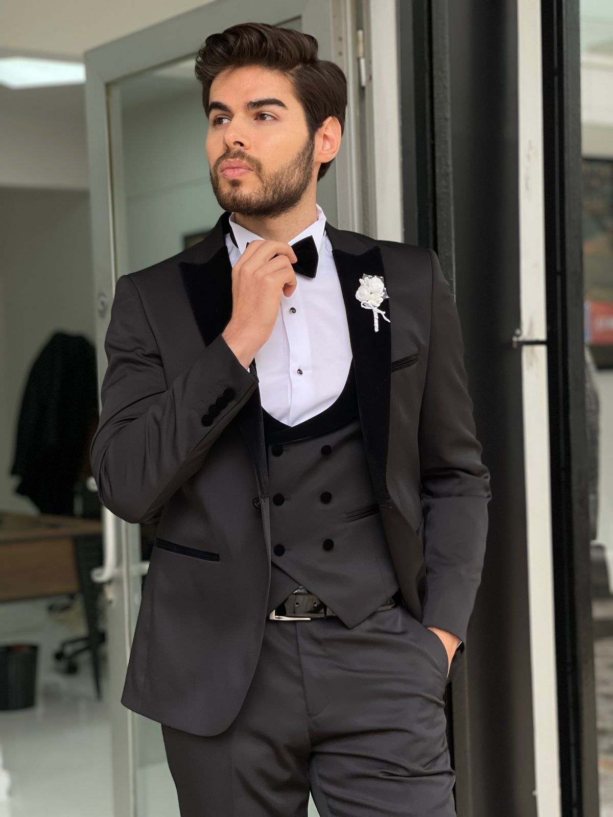 Capel Black Slim Fit Peak Lapel Wool Tuxedo - Elevate Your Formal Wardrobe