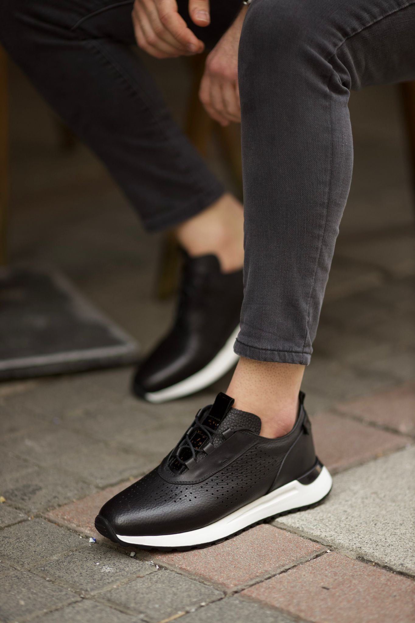 Romeo Eva Sole Black Sneakers - Elegance Meets Comfort