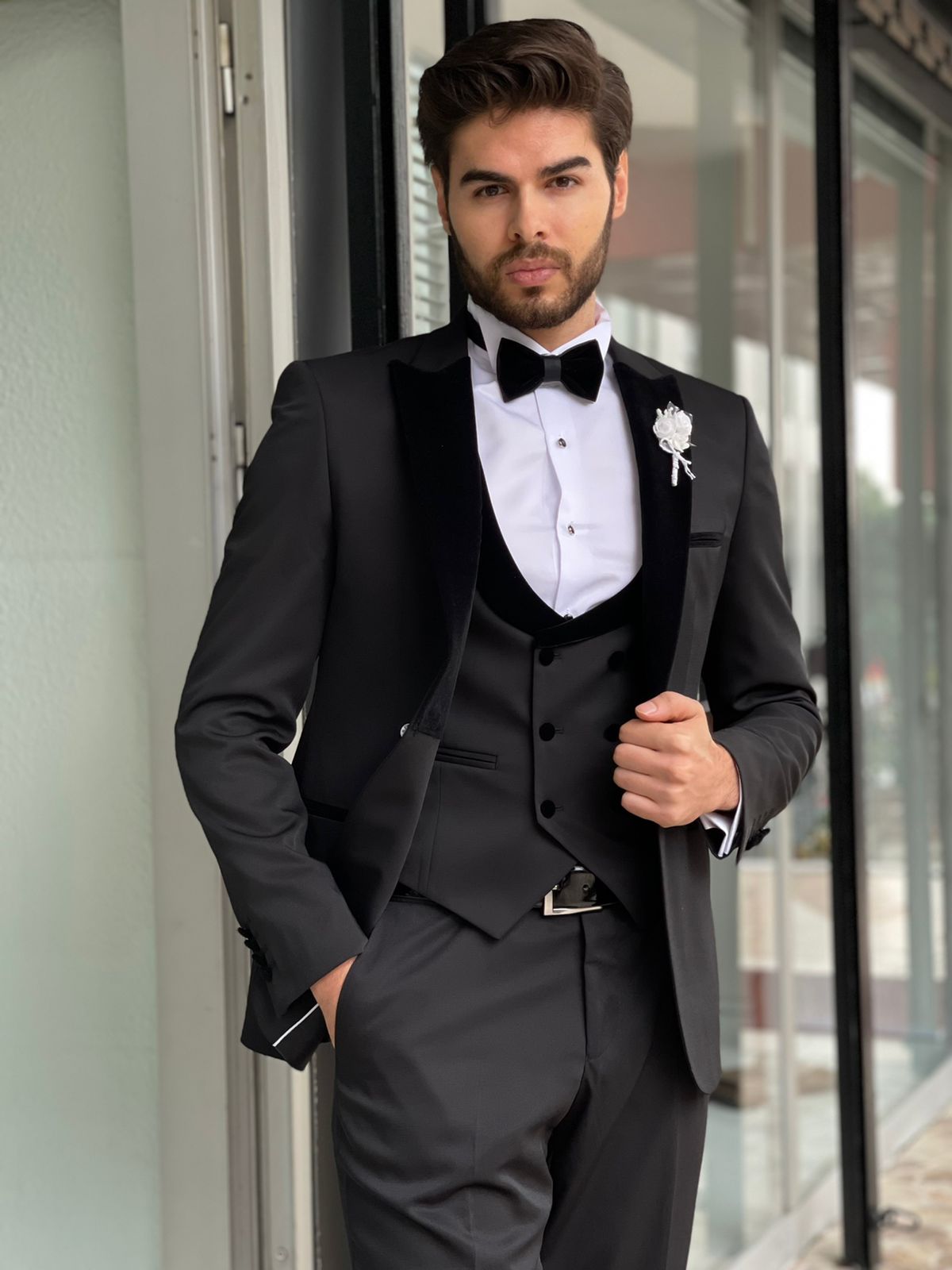 Capel Black Slim Fit Peak Lapel Wool Tuxedo - Elevate Your Formal Wardrobe