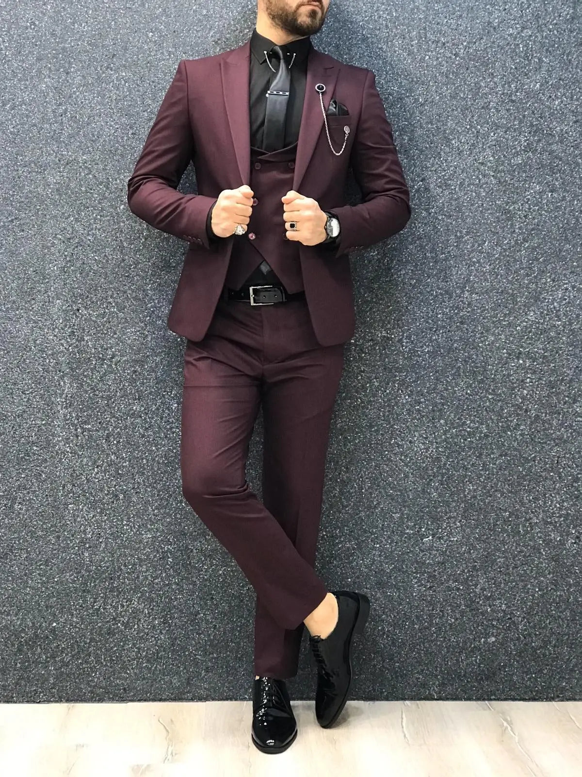 Wanker Burgundy Slim Fit Wool Suit: Elegance Redefined brabion