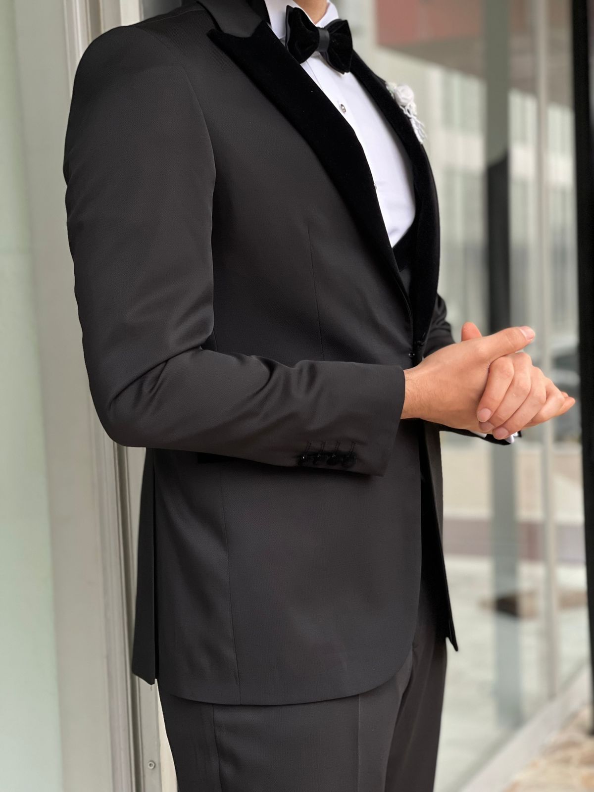 Capel Black Slim Fit Peak Lapel Wool Tuxedo - Elevate Your Formal Wardrobe